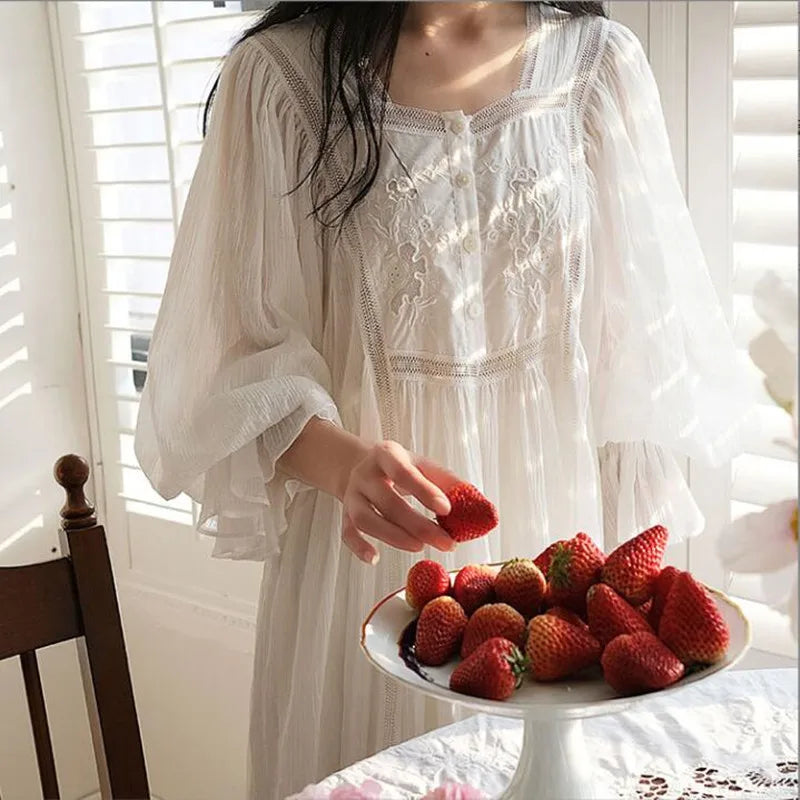Chemise de Nuit en Dentelle Manches Longues Vintage