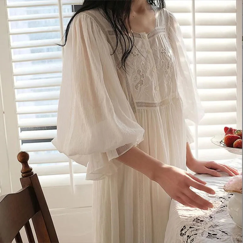Chemise de Nuit en Dentelle Manches Longues Vintage