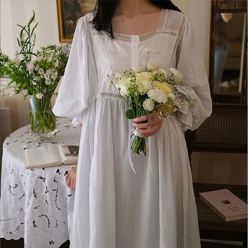 Chemise de Nuit en Dentelle Manches Longues Vintage