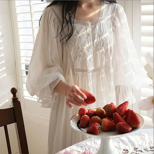 Chemise de Nuit en Dentelle Manches Longues Vintage