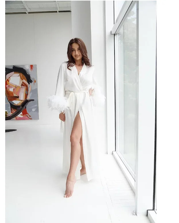 Kimono en Satin à Plumes de Mariée
