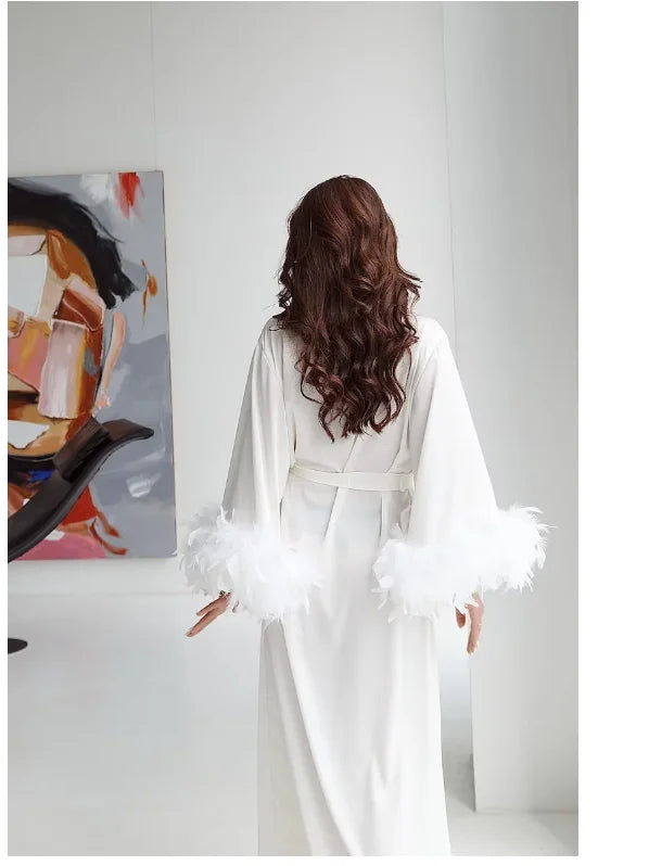 Kimono en Satin à Plumes de Mariée