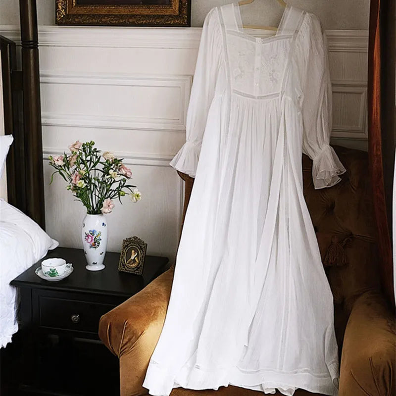 Chemise de Nuit en Dentelle Manches Longues Vintage